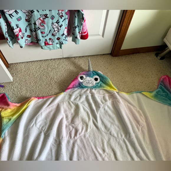 Justice One Size Hooded Llamacorn Blanket Neon Rainbow Silver on wings - Picture 6 of 6